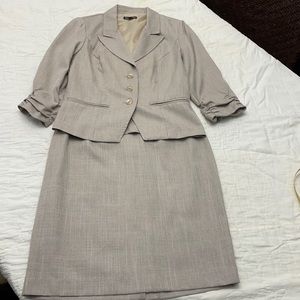 Women’s 2 piece jacket/skirt set.